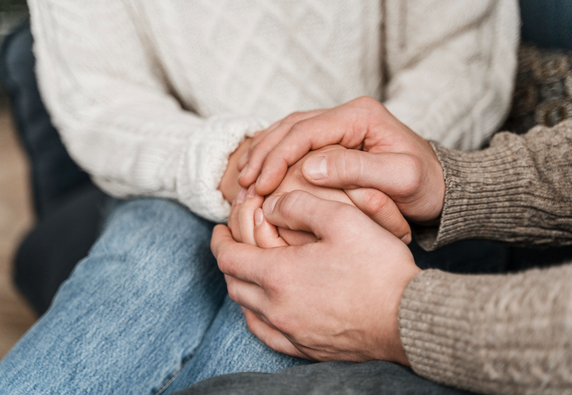 Deux personnes se tenant la main pour se soutenir mutuellement pendant une période de deuil