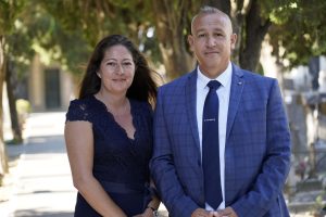 fleurs dans un vase dans un cimetiere