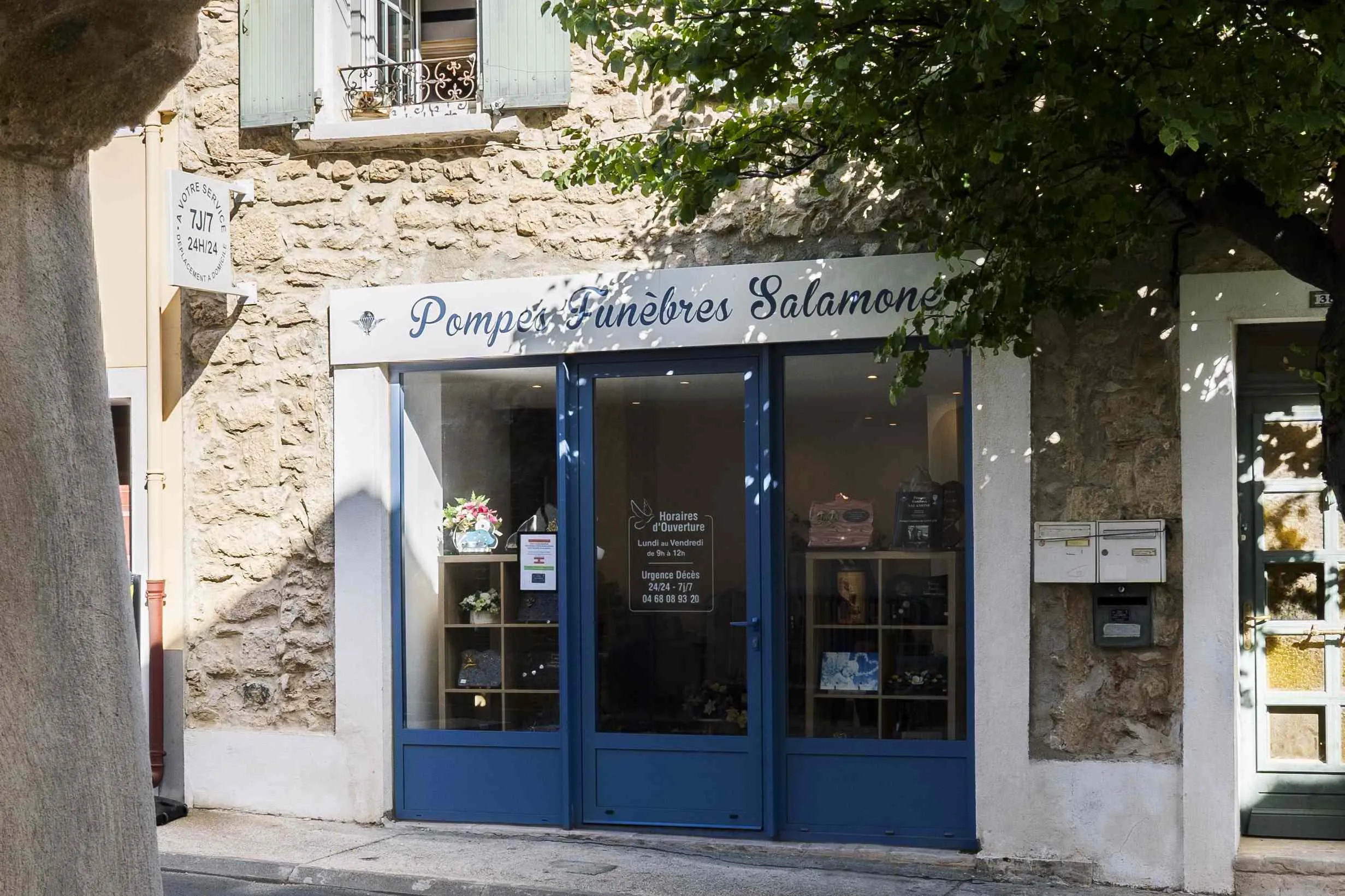Devanture du magasin d'articles funéraires