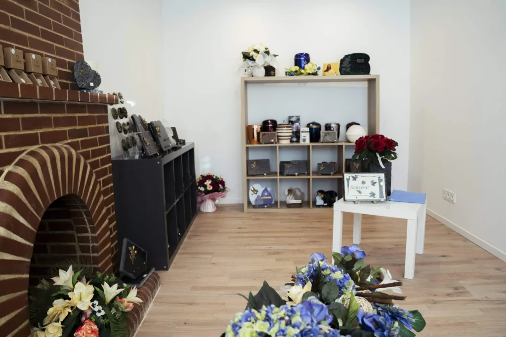 Espace d'accueil et d'exposition d'urnes et ornements funéraires dans l'agence