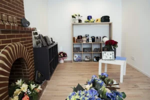 fleurs dans un vase dans un cimetiere