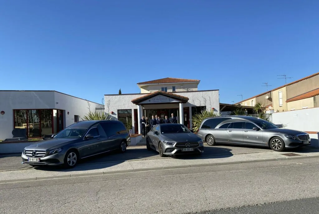 Flotte de corbillards et véhicules funéraires stationnés devant la maison funéraire