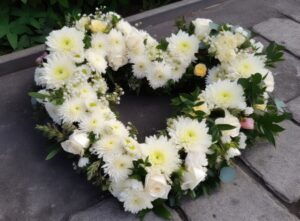 Fleurs du Deuil : Symbolique, Choix et Entretien - couronne de fleurs
