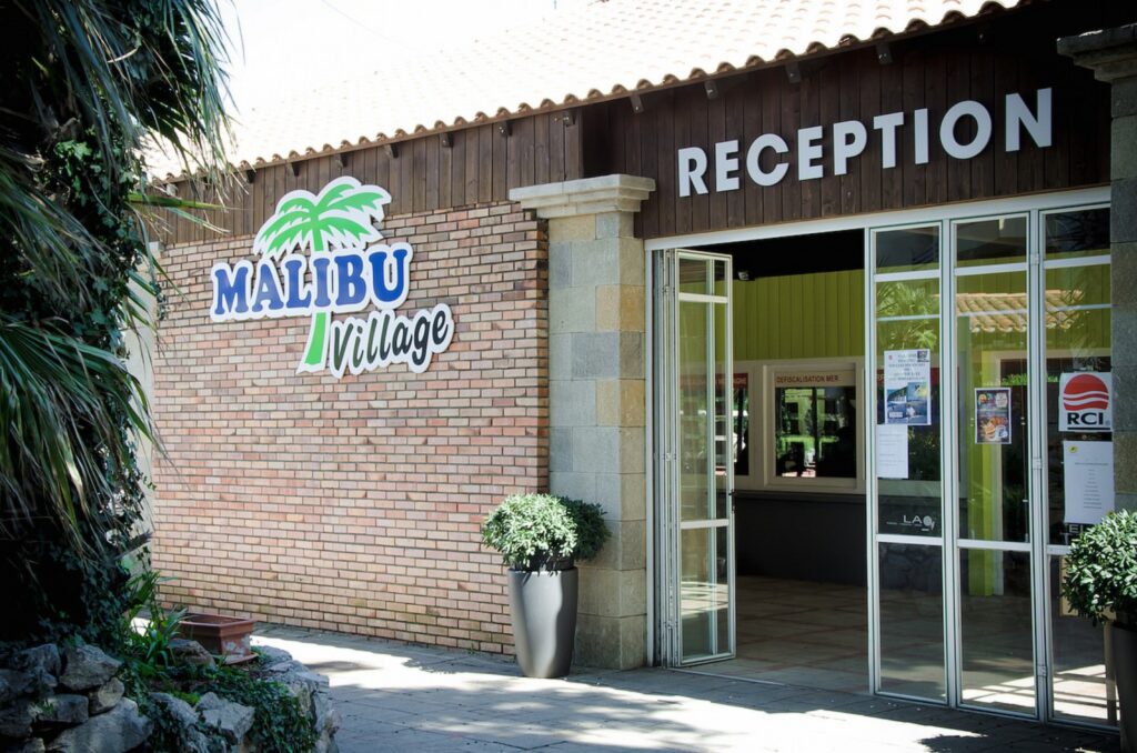 Permet de visualiser l'accueil Malibu Village qui propose des collations et des. hébergements