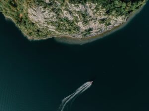 Bateau naviguant au large des côtes